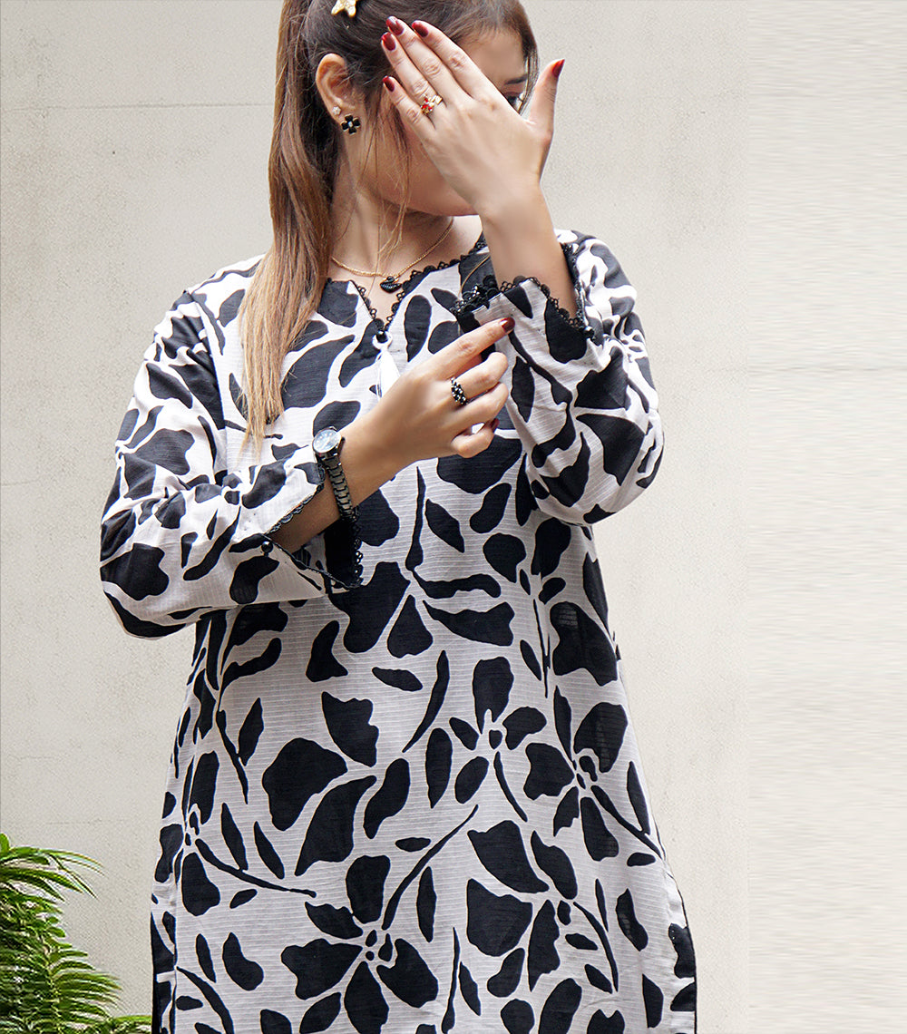Amira – Monochrome Elegance Collection