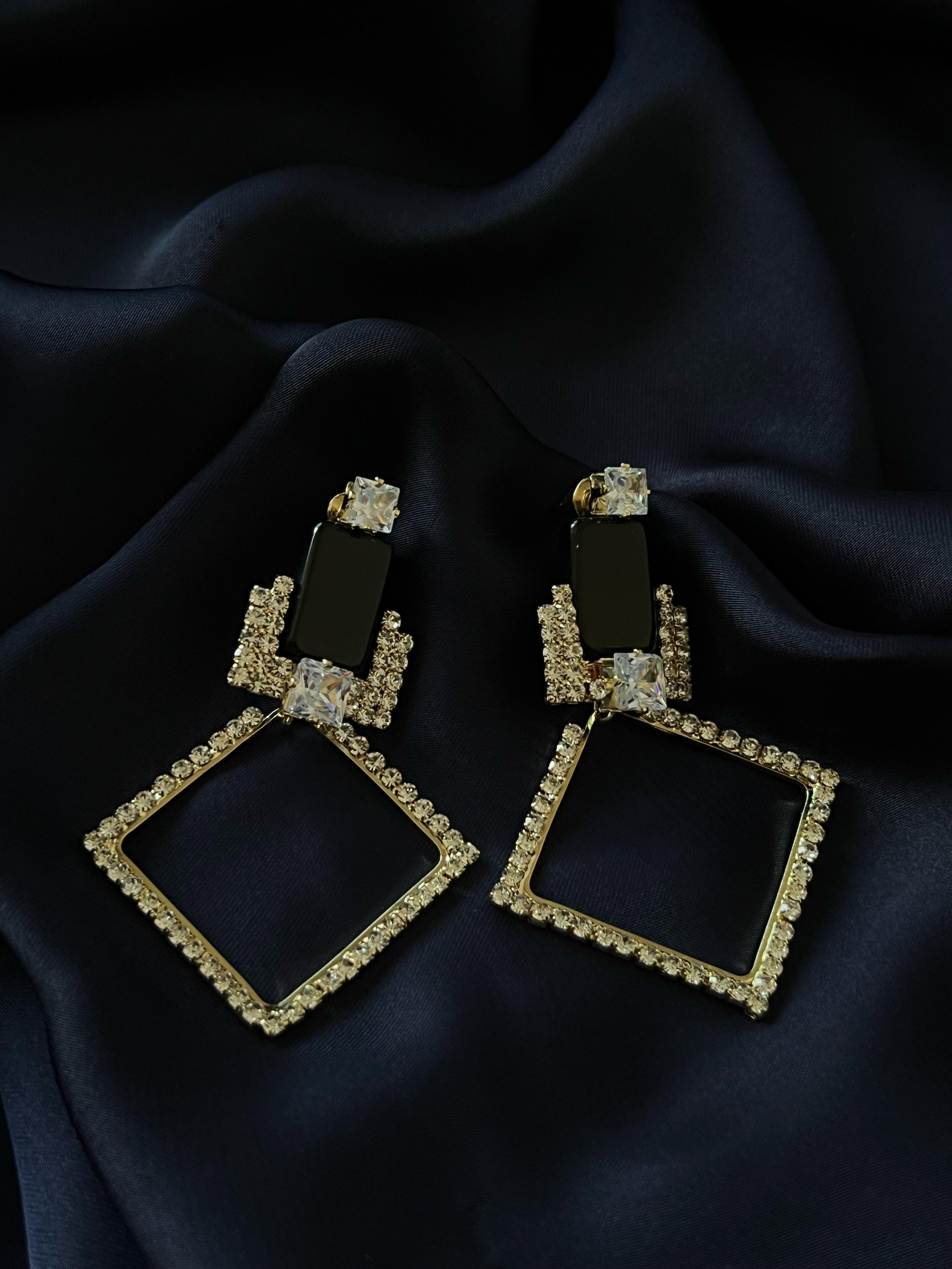 Golden Earrings with Black Pearl
