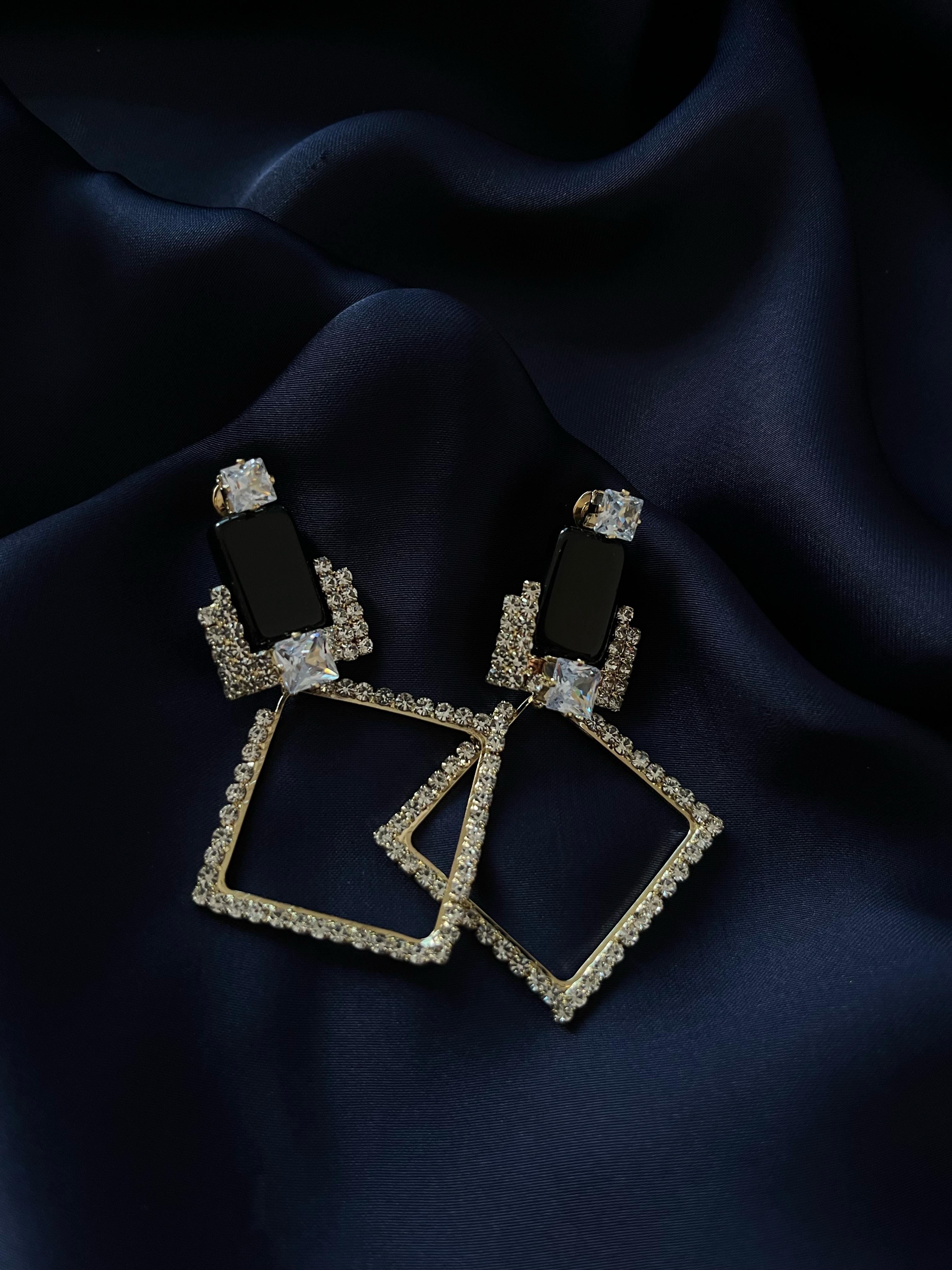 Golden Earrings with Black Pearl