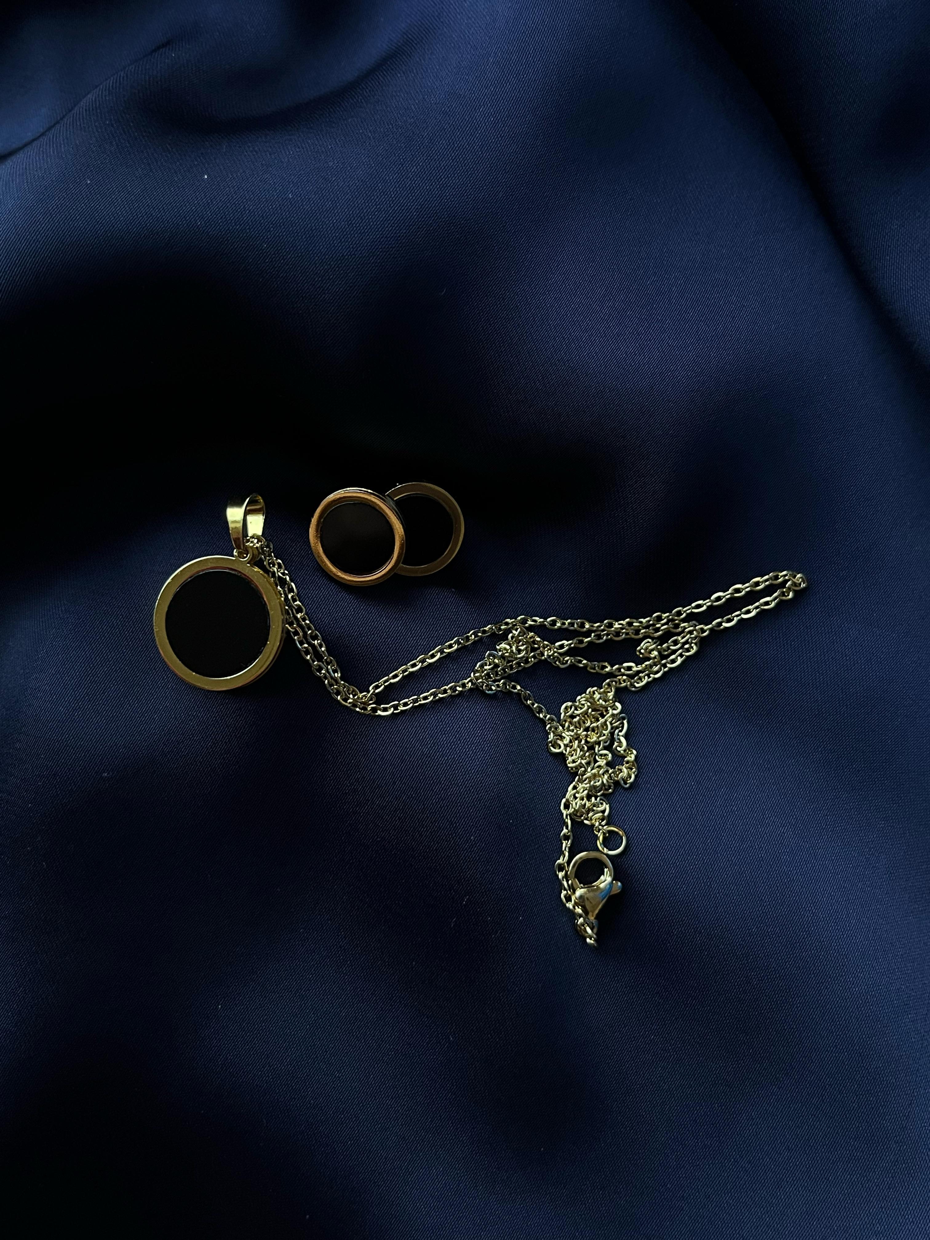 Golden Jewellery Set with Black Pearls