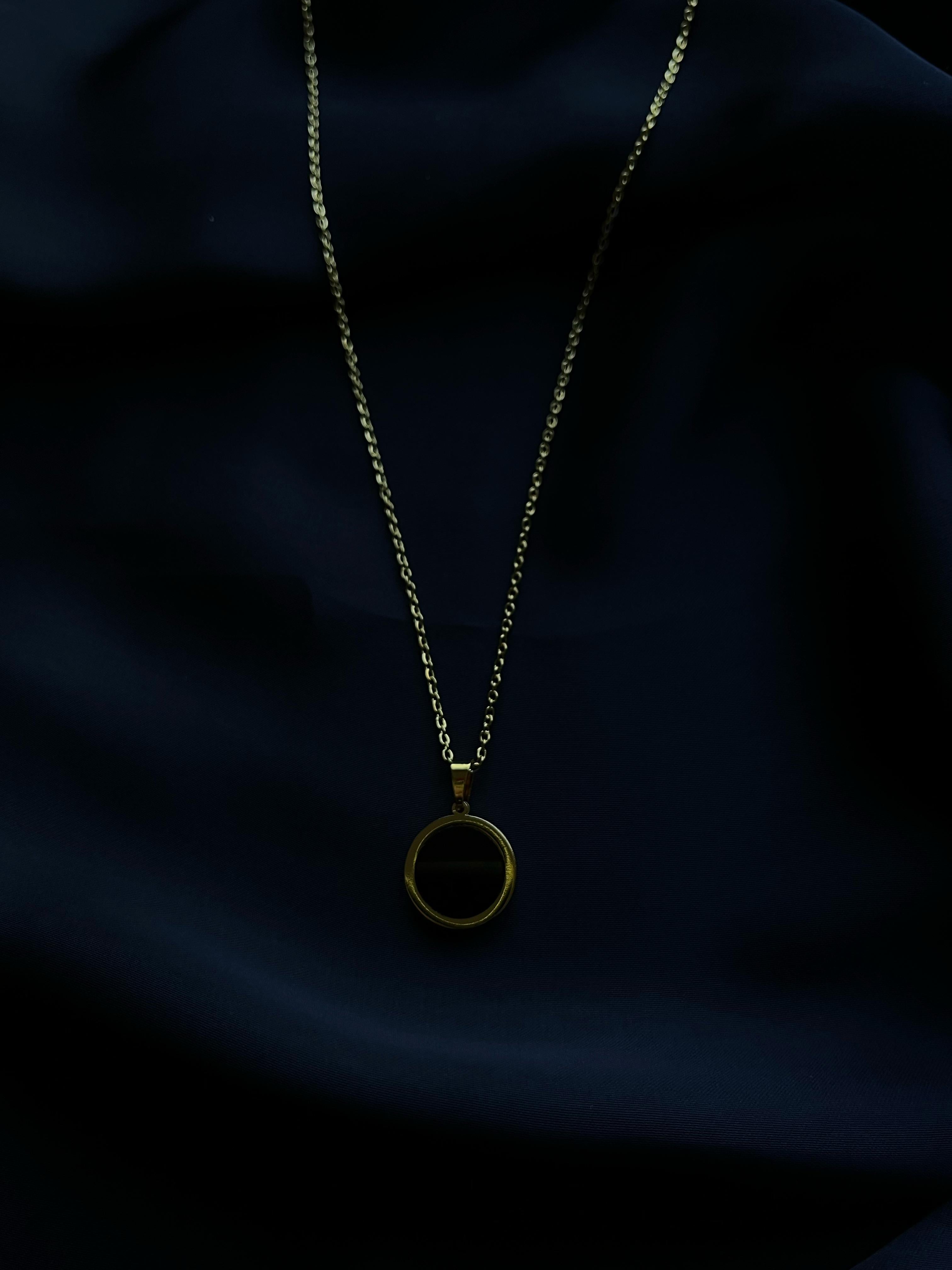 Golden Jewellery Set with Black Pearls